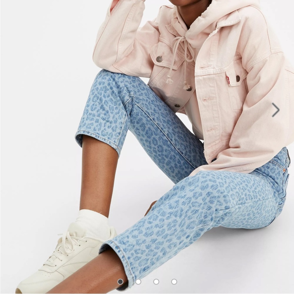 Levi’s WEDGIE STRAIGHT FIT WOMEN'S JEANS (size 26) in Tango Wild Cat Print